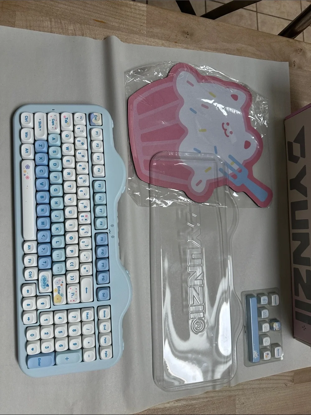 Cute Blue & White Wireless Keyboard - Yunzii C98